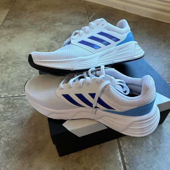 Athletic_Shoes
